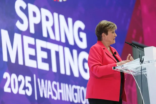 مديرة صندوق النقد الدولي تُلقي كلمة حول الاقتصاد العالمي قبيل اجتماعات الربيع لصندوق النقد والبنك الدوليين (رويترز)