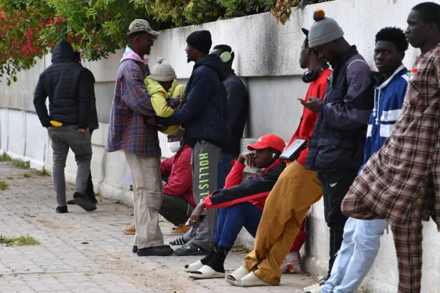 مهاجرون أفارقة في العاصمة تونس (أ.ف.ب)