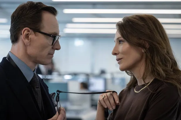 كايت بلانشت ومايكل فاسبندر في «حقيبة سوداء» (فوكاس فيلم)
