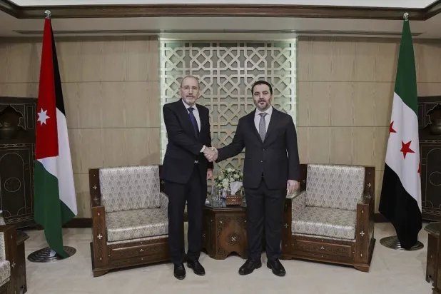 وزير الخارجية السوري أسعد الشيباني ونظيره الأردني أيمن الصفدي في دمشق (أ.ب)