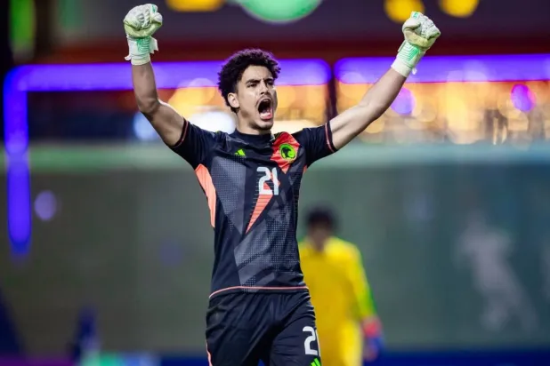 الحارس عبد الرحمن العتيبي رجل المباراة بلا منازع (المنتخب السعودي)