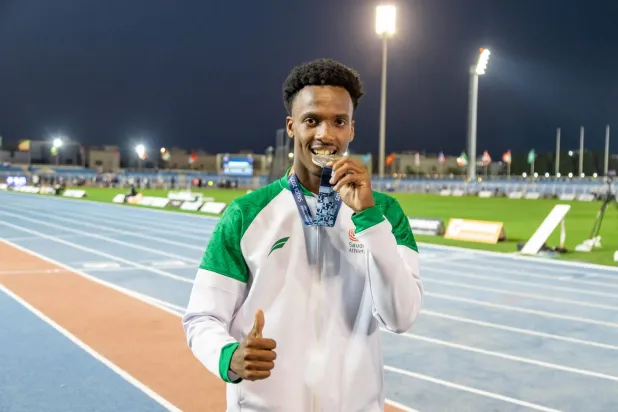 حقوي محتفلاً بميداليته الآسيوية (الشرق الأوسط)