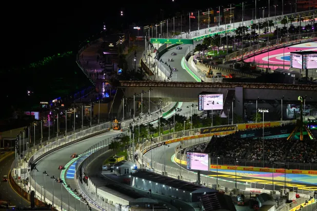 جدة قدمت للفورمولا 1 تجربة جديدة بالكامل، فاخرة، مضاءة تحت سماء المدينة (فورمولا 1)