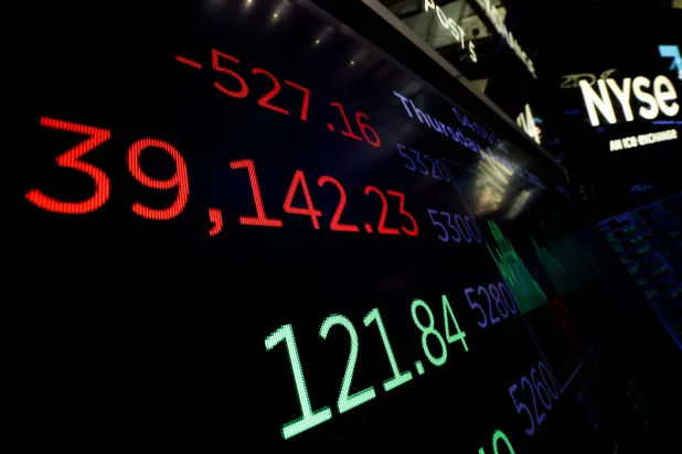 شاشة مؤشر «داو جونز» الصناعي بعد جرس الإغلاق في قاعة التداول في بورصة نيويورك (رويترز)