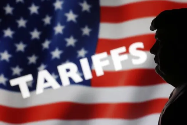 نموذج ثلاثي الأبعاد لترمب والعلم الأميركي وكلمة «رسوم» في صورة توضيحية (رويترز)