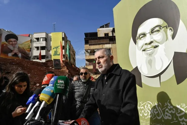 مسؤول وحدة الارتباط والتنسيق في الحزب وفيق صفا متحدثاً إلى الإعلام في وقت سابق... من موقع اغتيال أمين عام «حزب الله» حسن نصر الله في الضاحية الجنوبية لبيروت (إ.ب.أ)