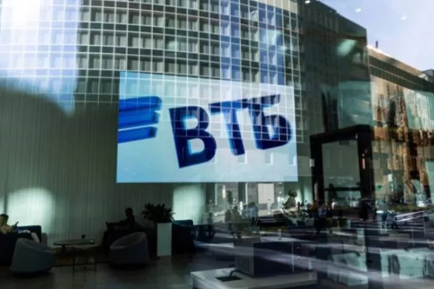 شعار بنك «في تي بي» يظهر عبر نافذة في موسكو (أرشيفية - رويترز)