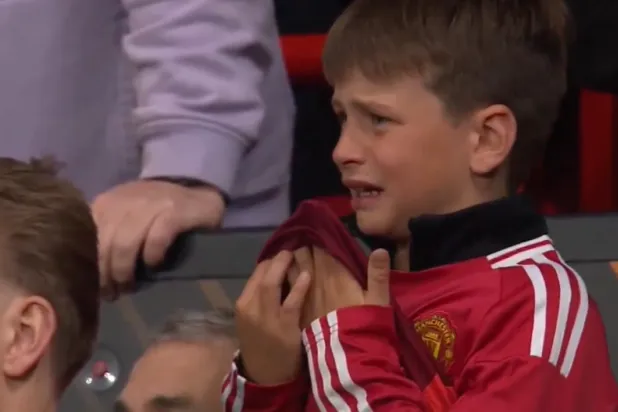الطفل الذي خطف الأضواء في ملعب أولد ترافورد (منصة إكس)