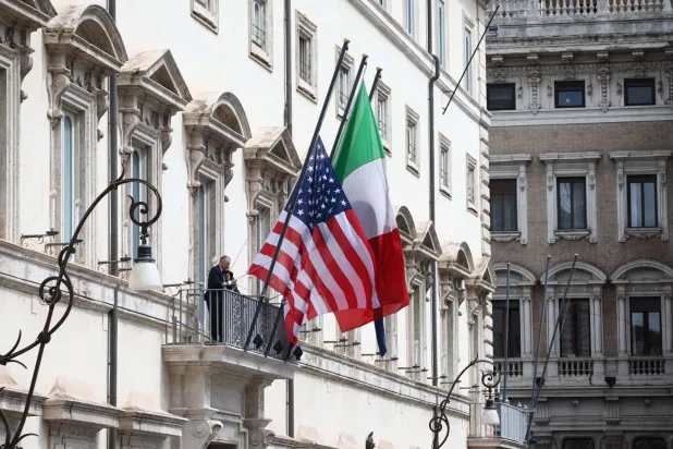 العلمان الإيطالي والأميركي يلوحان في قصر تشيغي قبل وصول نائب الرئيس الأميركي جيه دي فانس إلى روما، 18 أبريل 2025 (إ.ب.أ)