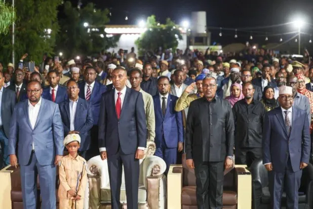 رئيس الوزراء الصومالي خلال مشاركته في مناسبة موسعة بإدارة «خاتمة» مع مسؤولين وشخصيات من المجتمع المدني (وكالة الأنباء الصومالية)