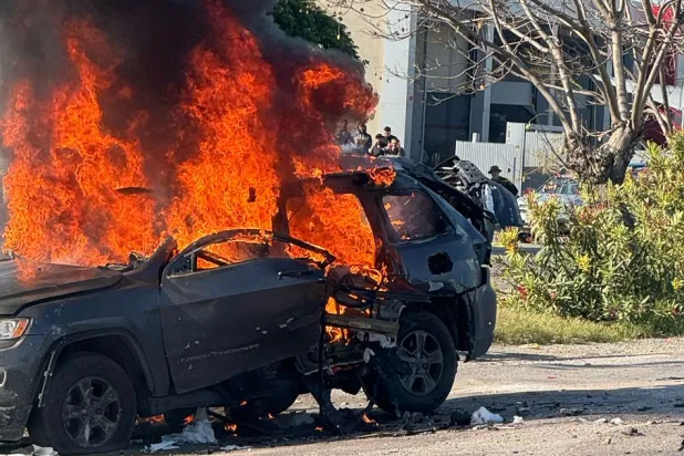 السيارة التي استهدفها القصف الإسرائيلي في الغازية جنوب لبنان (الوكالة الوطنية للإعلام)