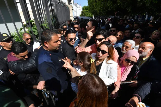 جانب من الاحتجاجات التي رافقت جلسة محاكمة المتهمين بـ«التآمر على أمن تونس» (أ.ف.ب)