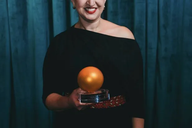 بشناق حائزة على جوائز عالمية عدة تشمل هوليوود وكندا (حسابها على {انستغرام})