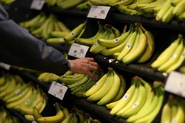 الأطعمة الغنية بالبوتاسيوم مثل الموز تدعم صحة القلب بشكل عام (رويترز)