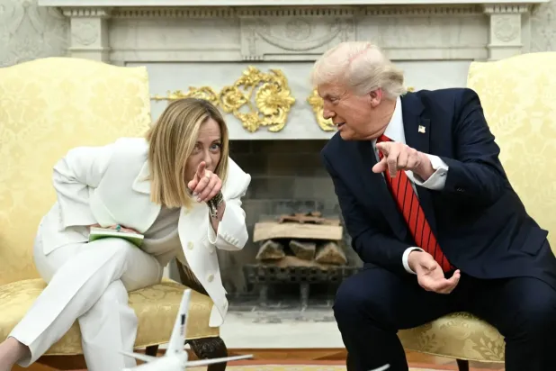 İtalya Başbakanı Giorgia Meloni ve ABD Başkanı Donald Trump Beyaz Saray'da, 17 Nisan 2025 (AFP)