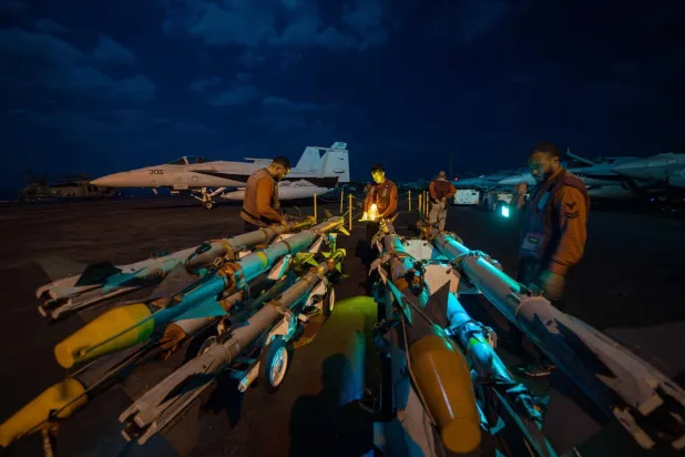 طائرة أميركية وذخائر على سطح إحدى حاملات الطائرات الأميركية في نطاق عمليات القيادة المركزية (الجيش الأميركي)