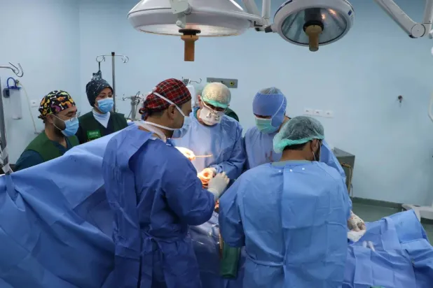 Saudi and Syrian doctors performing a heart surgery (Asharq Al-Awsat)