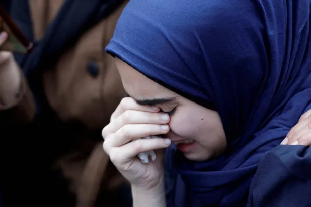 امرأة تبكي بالقرب من جثث فلسطينيين قُتلوا في غارات إسرائيلية في مستشفى ناصر في خان يونس جنوب قطاع غزة اليوم (رويترز)