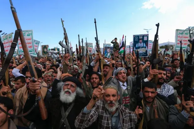 أتباع الجماعة الحوثية يتوعدون ترمب بالهزيمة في تجمع أسبوعي وسط العاصمة صنعاء (أ.ف.ب)