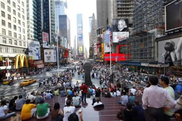 سائحون وزحام في شارع تايم سكوير بوسط نيويورك (رويترز)
