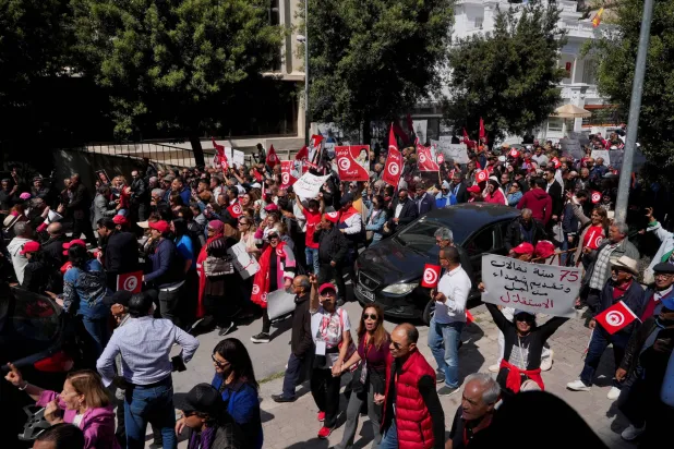 جانب من وقفة احتجاجية نظمتها أحزاب المعارضة للمطالبة بإطلاق سراح المعتقلين السياسيين وسط العاصمة (رويترز)