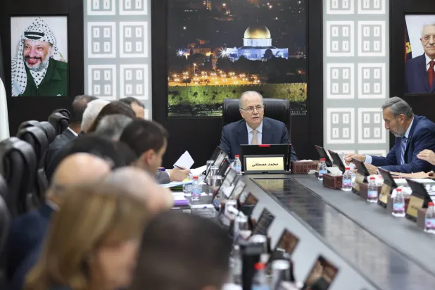 رئيس الوزراء الفلسطيني محمد مصطفى في اجتماع الحكومة يوم الثلاثاء (وفا)