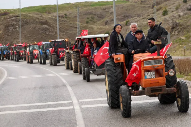 قاد أوزيل مسيرة شارك فيها مزارعون دعماً لإمام أغلو في يوزغات 19 أبريل (أ.ف.ب)