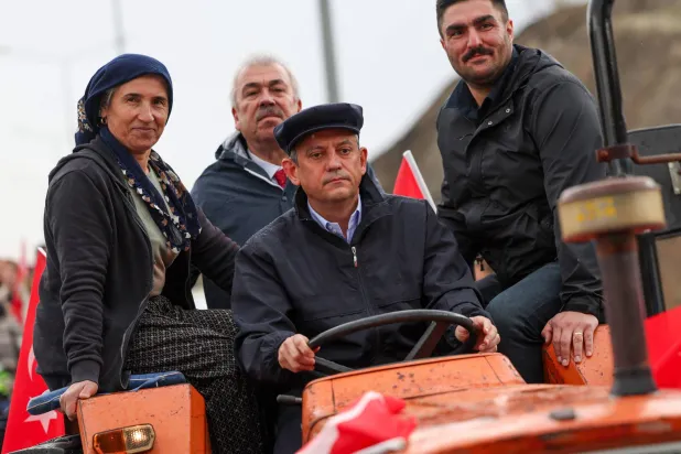 أوزغور أوزيل وصل إلى تجمع يوزغات وهو يقود جراراً زراعياً تعبيراً عن دعمه للمزارعين (أ.ف.ب)