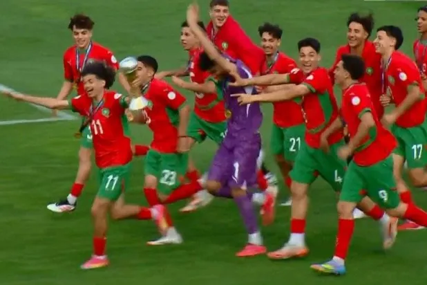 لاعبو منتخب المغرب يحتفلون بكأس الأمم الأفريقية تحت 17 عاماً (وسائل إعلام مغربية)
