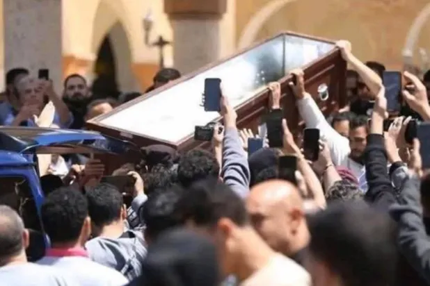 لقطة من جنازة الفنان الراحل سليمان عيد (حساب الفنانة بدرية طلبة على «فيسبوك»)