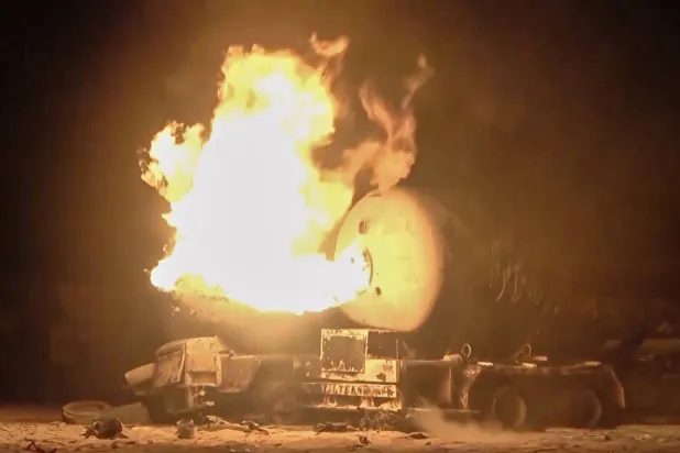 لقطة من فيديو تظهر اشتعال النيران في خزان نفط بميناء رأس عيسى باليمن من جراء ضربات جوية أميركية (أ.ب)