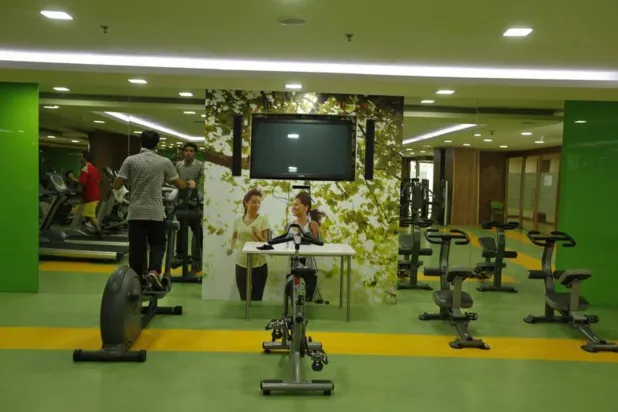 من داخل إحدى صالات الألعاب الرياضية في الهند (رويترز)