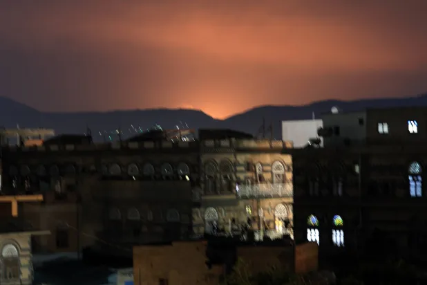 السماء مضاءة باللون الأحمر بعد قصف جوي أميركي على مشارف صنعاء (إ.ب.أ)