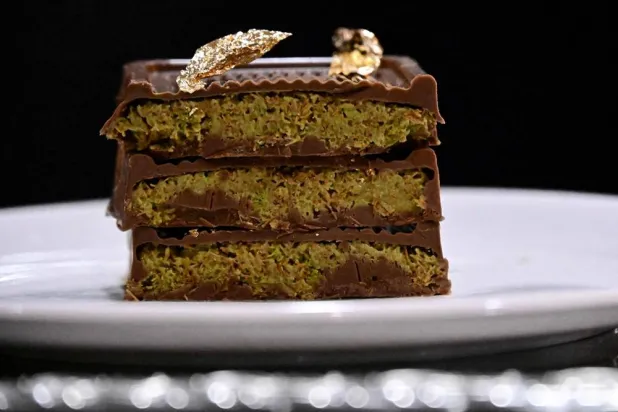 قطع من شوكولاته دبي المغطاة بورق الذهب في محل أبو خالد للحلويات الشرقية في منطقة الزفاف ببرلين (أرشيفية - أ.ف.ب)