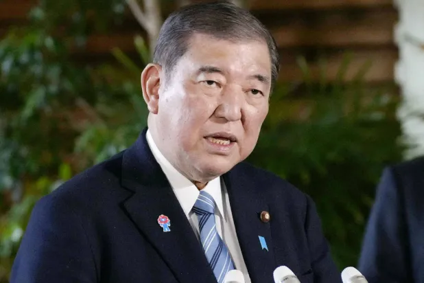 رئيس الوزراء الياباني شيغيرو إيشيبا يتحدث إلى وسائل الإعلام في طوكيو (أرشيفية - رويترز)