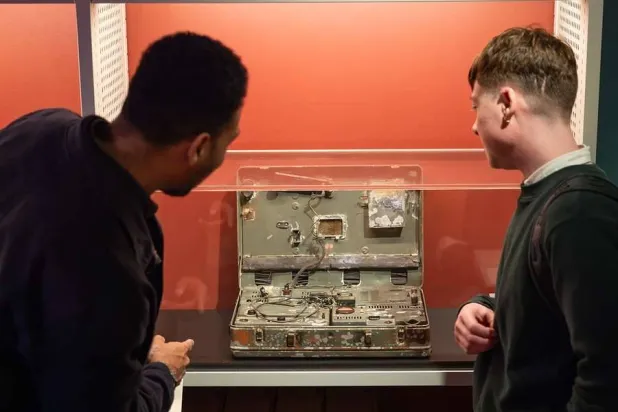 معدات راديو متطورة عُثر عليها مدفونة في حديقة الجاسوسَين السوفياتيَّين هيلين وبيتر كروجر في ستينات القرن الماضي مُعارة من مقر الاتصالات الحكومية البريطانية (GCHQ) (National Archives)