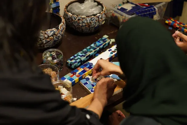 خلود ناس تعلم المتدربين على تجربة الزجاج المعشق ضمن ورش عمل (زاوية 97)