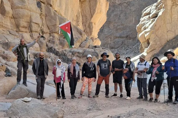 فريق الرحلة مع أصدقاء مصريين التقوا بهم في الطريق (الشرق الأوسط)