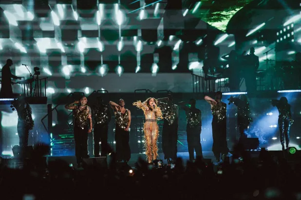 جينيفر حظيت بإعجاب الجماهير التي حضرت حفلتها الرائعة (جائزة السعودية الكبرى)