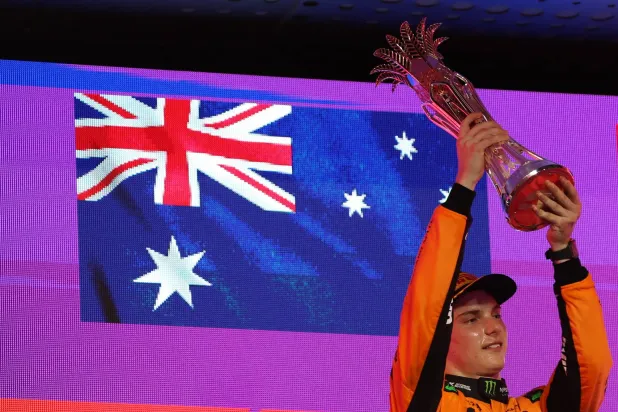 الأسترالي أوسكار بياستري سائق فريق مكلارين بطل جولة جدة (إ.ب.أ)