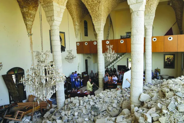 
قداس عيد الفصح وسط الخراب في كنيسة قرية دردغيا بقضاء صور في جنوب لبنان أمس (د.ب.أ)