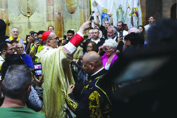 Kudüs Patriği Pierbattista Pizzaballa Eski Şehir'deki Kutsal Kabir Kilisesi'nde Paskalya Ayinini yönetiyor (Reuters)