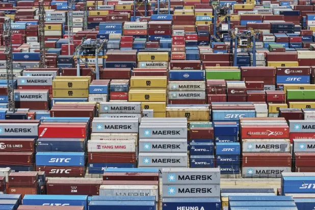 Çin'in Şanghay limanında sevk edilmeyi bekleyen konteynerler (AP)