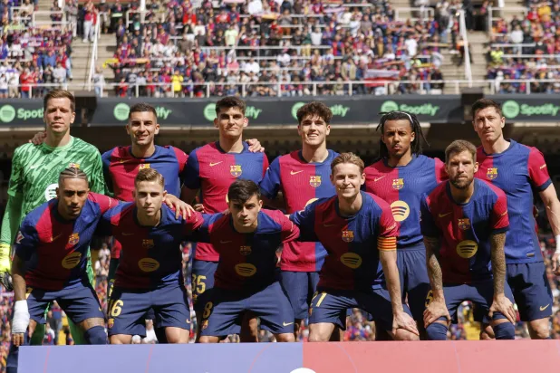 لاعبو برشلونة قبل خوض مباراة سلتا فيغو (أ.ب)