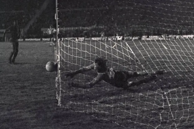 الأسطورة أوغو غاتي يتصدى لركلة جزاء أمام البرازيل (أ.ب)