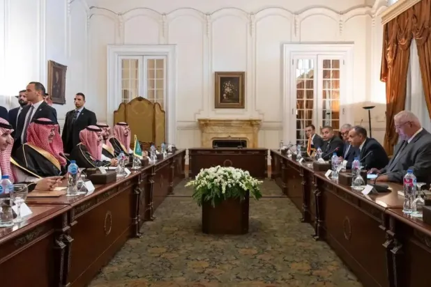 Prens Faysal bin Ferhan'ın geçen yıl Kahire'ye yaptığı ziyaret sırasında Mısır-Suudi görüşmelerinden bir bölüm (SPA)