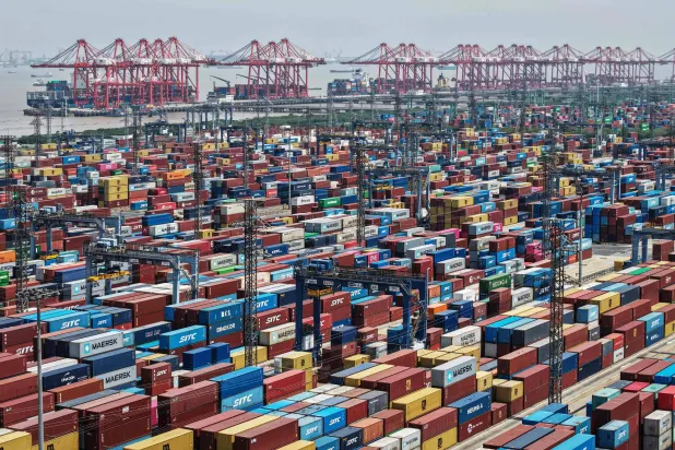 آلاف الحاويات المعدة للشحن في ميناء شنغهاي الصيني (أ.ف.ب)