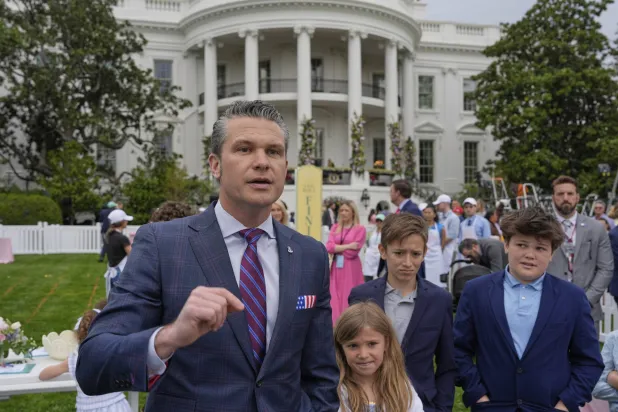 وزير الدفاع الأميركي بيت هيغسيث في الحديقة الجنوبية للبيت الأبيض (أ.ب)