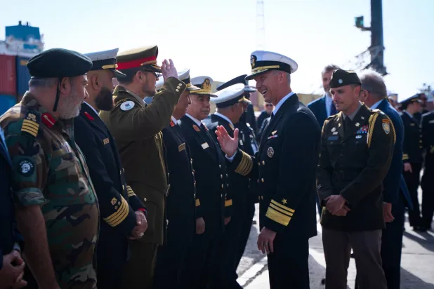 عسكريون بغرب ليبيا يرحبون بقائد الأسطول السادس للبحرية الأميركية (السفارة الأميركية)