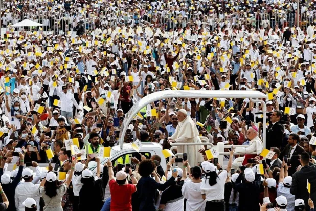 القداس الكبير الذي ترأسه البابا فرنسيس في استاد البحرين الوطني شارك فيه 28 ألف شخص يمثلون 111 جنسية (بنا)